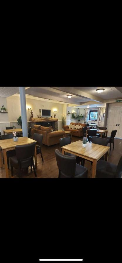 The Countryman Inn Лантрисант Екстериор снимка