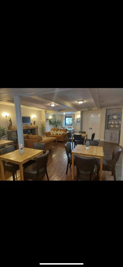 The Countryman Inn Лантрисант Екстериор снимка
